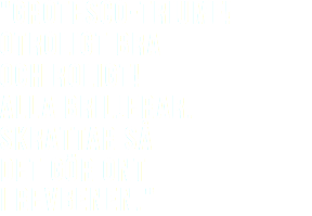 "GROTESCO-TRIUMF! OTROLIGT BRA OCH ROLIGT! ALLA BRILJERAR. SKRATTAR SÅ DET GÖR ONT I REVBENEN."